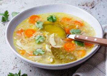 Η καλή κοτόσουπα θέλει τεχνική – 7 tips που κάνουν τη διαφορά