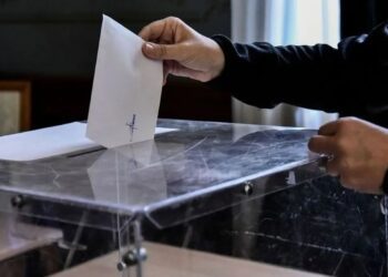 Δημοσκόπηση Interview: Μπροστά με 13 μονάδες η ΝΔ – «Κάλπες ξανά» σε περίπτωση μη αυτοδυναμίας