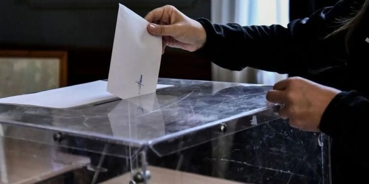 Δημοσκόπηση Interview: Μπροστά με 13 μονάδες η ΝΔ – «Κάλπες ξανά» σε περίπτωση μη αυτοδυναμίας