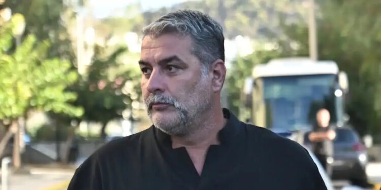 Βασίλης Μπισμπίκης: Ζήτησε συγγνώμη και πήγε γλυκά σε όσους υπέστησαν ζημιές από το τροχαίο που προκάλεσε