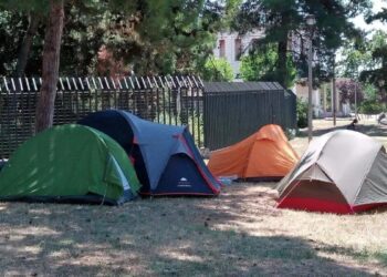 Πώς έγινε το διπλό φονικό στο κάμπινγκ – Αναζητούν τον μαυροντυμένο οδηγό μηχανής που εγκατέλειψε το σημείο