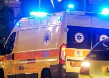 Πόρτα ασθενοφόρου άνοιξε ξαφνικά και μία ασθενής σε φορείο έπεσε στον δρόμο