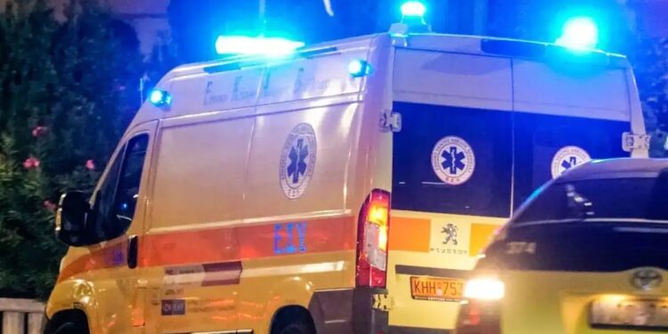 Πόρτα ασθενοφόρου άνοιξε ξαφνικά και μία ασθενής σε φορείο έπεσε στον δρόμο