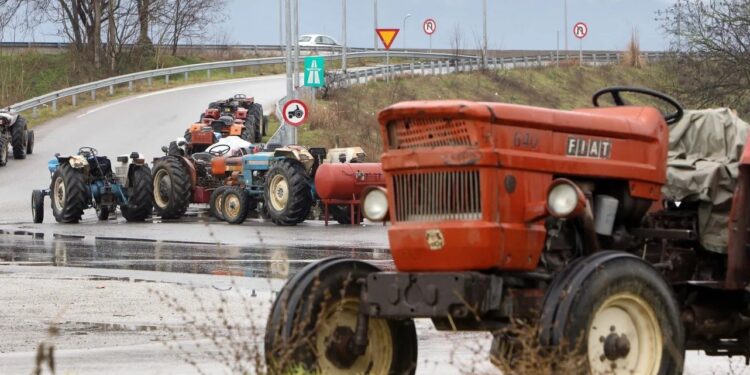 Επιδοτήσεις: Επί ποδός οι αγρότες ετοιμάζουν μπλόκα – Εντός του μήνα ξεκινούν οι πληρωμές, λέει ο Τσιάρας