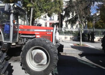 Διαμαρτυρία αγροτών με τρακτέρ στην Ημαθία – Επέδωσαν ψήφισμα στα γραφεία του ΟΠΕΚΕΠΕ