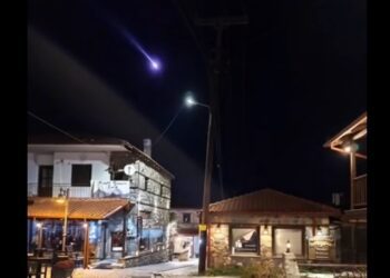 Πέλλα: Μετέωρο καταγράφηκε πάνω από τον Παλαιό Άγιο Αθανάσιο – Εντυπωσιακή εικόνα