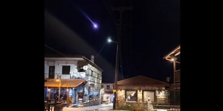 Πέλλα: Μετέωρο καταγράφηκε πάνω από τον Παλαιό Άγιο Αθανάσιο – Εντυπωσιακή εικόνα