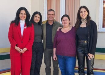 Πολύχρωμα παγκάκια στην αυλή του 1ου Δημοτικού Σχολείου Αριδαίας