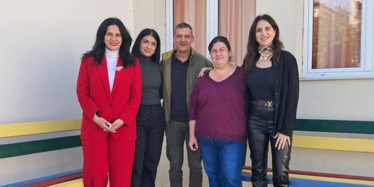 Πολύχρωμα παγκάκια στην αυλή του 1ου Δημοτικού Σχολείου Αριδαίας