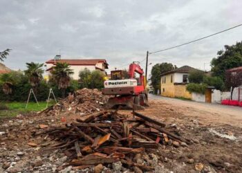 Κατεδάφιση επικίνδυνης και εγκαταλειμμένης οικίας στα Γιαννιτσά