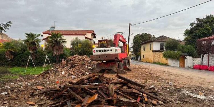 Κατεδάφιση επικίνδυνης και εγκαταλειμμένης οικίας στα Γιαννιτσά