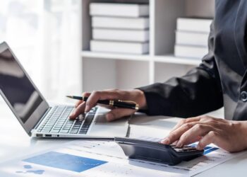 Πόσους φόρους θα πληρώνουν κάθε μήνα νοικοκυριά και επιχειρήσεις το 2026