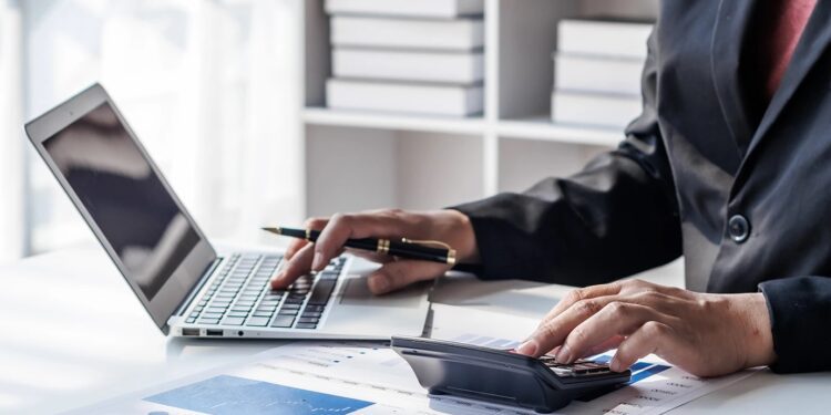 Πόσους φόρους θα πληρώνουν κάθε μήνα νοικοκυριά και επιχειρήσεις το 2026