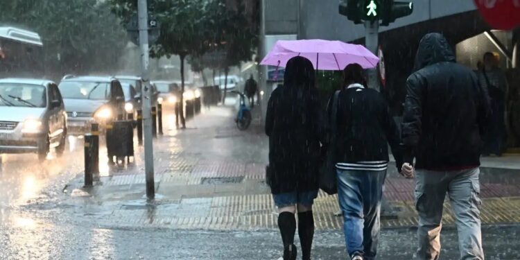 Έρχεται νέα κακοκαιρία τις επόμενες ώρες: Φέρνει ακόμη και χιόνια αλλά και χειμωνιάτικο κρύο