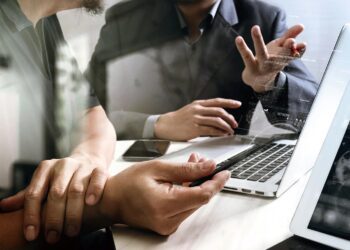 Εργασία στην Ελλάδα: Πολλή δουλειά, χαμηλοί μισθοί