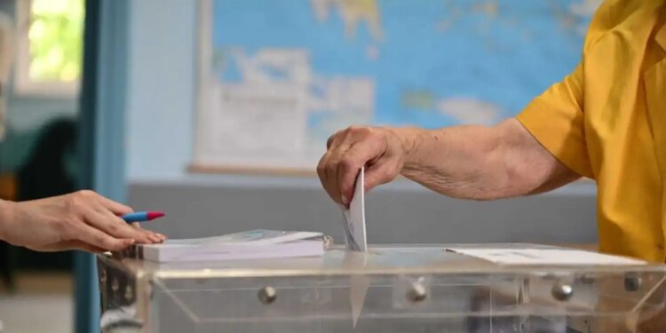 Δημοσκόπηση Interview: Προβάδισμα 10,6 μονάδων της ΝΔ έναντι του ΠΑΣΟΚ – 6 στους 10 αναποφάσιστους θα επιλέξουν κόμμα λίγες μέρες πριν τις εκλογές