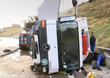 Νεκρή γυναίκα σε τροχαίο δυστύχημα: Ανετράπη το φορτηγό που οδηγούσε ο γιος της – Πήγαιναν στη λαϊκή για δουλειά