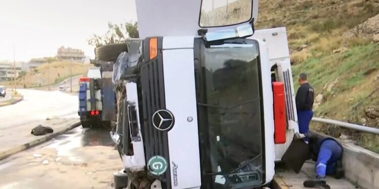 Νεκρή γυναίκα σε τροχαίο δυστύχημα: Ανετράπη το φορτηγό που οδηγούσε ο γιος της – Πήγαιναν στη λαϊκή για δουλειά