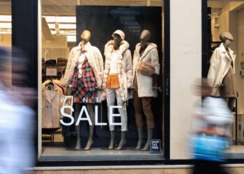 Τι ώρα ανοίγουν και τι ώρα κλείνουν τα μαγαζιά αύριο Κυριακή