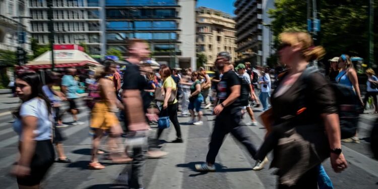 Έρχονται αυξήσεις σε μισθούς και συντάξεις και πάνω από 140.000 προσλήψεις