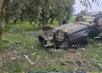 Νεκροί δύο νεαροί σε τροχαίο – Το αυτοκίνητο συγκρούστηκε σε δέντρο