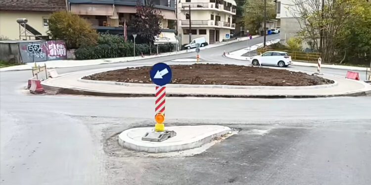 Προσοχή απαιτείται στον νέο κυκλικό κόμβο στα Γιαννιτσά – Προσωρινή πινακίδα προκαλεί σύγχυση