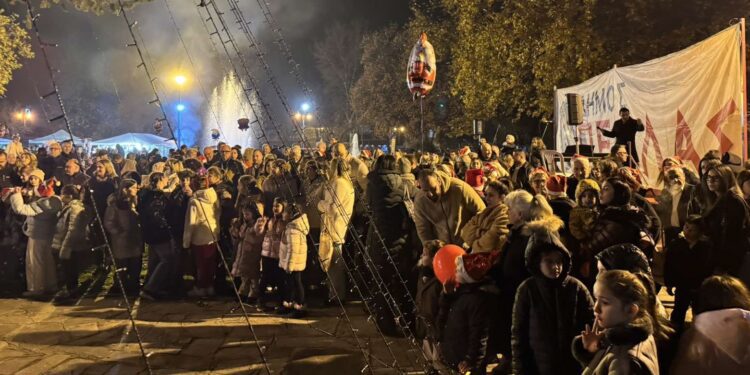 Η φωταγώγηση του Χριστουγεννιάτικου Δέντρου στην Κρύα Βρύση «ζέστανε» τη διάθεση των κατοίκων
