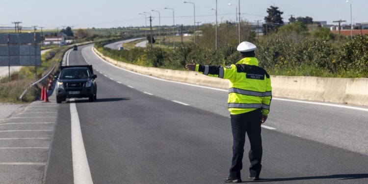 Πρόστιμο 350 ευρώ για όσους δεν έχουν αυτό το χαρτί στο αυτοκίνητο – Γιατί πρέπει να το έχουμε όλοι μαζί μας