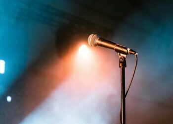 Αυτός είναι ο τραγουδιστής που τον κατηγορούν για κακοποίηση