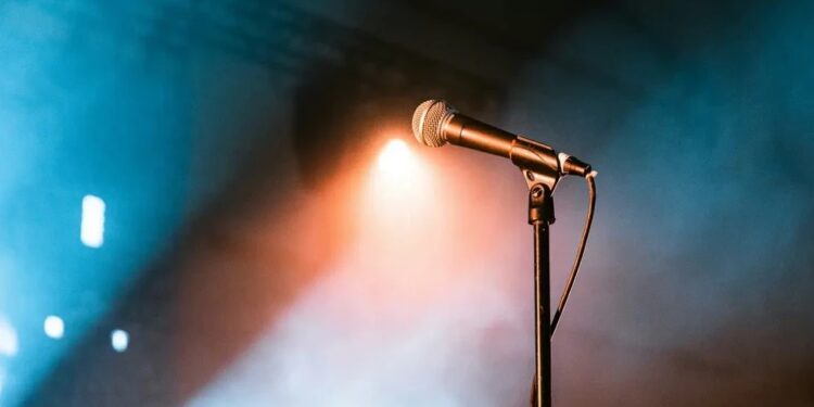 Αυτός είναι ο τραγουδιστής που τον κατηγορούν για κακοποίηση