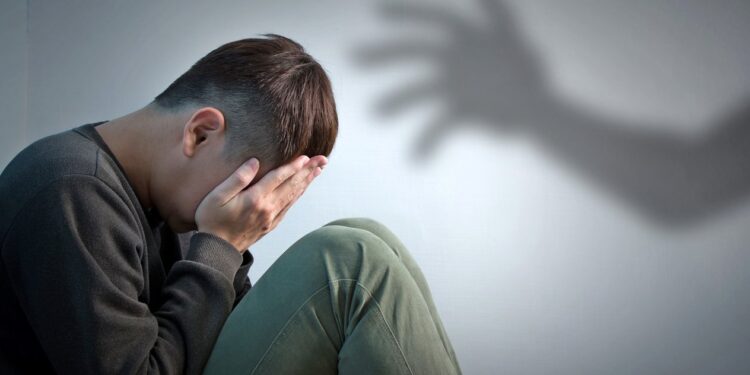 Σοκ στη Θεσσαλονίκη: 55χρονη κατηγορείται ότι βίαζε τον ανήλικο γιο της οικιακής βοηθού της από τα 9 του