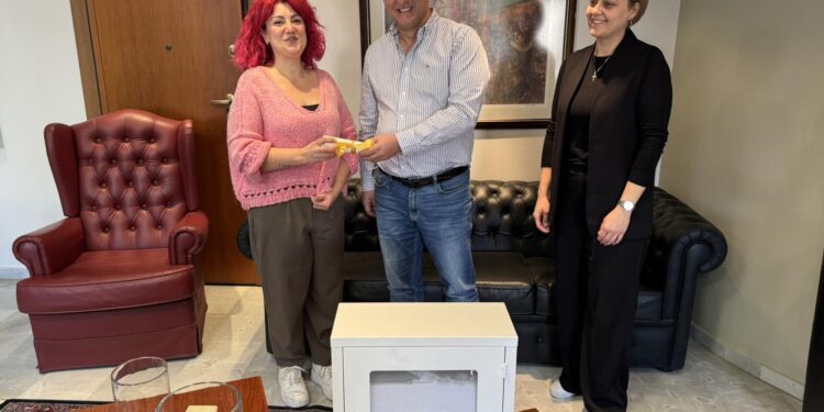 Το ΚΑ.ΣΥ.ΘΕ. δώρισε έναν αυτόματο απινιδωτή στον Δήμο Πέλλας