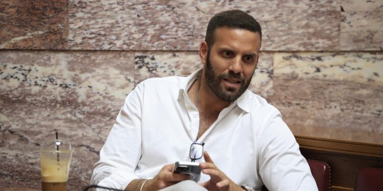 Ο ευρωβουλευτής Νίκος Παππάς γρονθοκόπησε δημοσιογράφο στο Στρασβούργο – Τέθηκε εκτός ευρωομάδας του ΣΥΡΙΖΑ