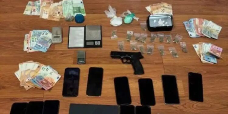 Ανήλικα «βαποράκια» έσπρωχναν ναρκωτικά σε σχολεία και γήπεδα – Οι αυστηροί κανόνες, τα βασανιστήρια και ο «εγκέφαλος»