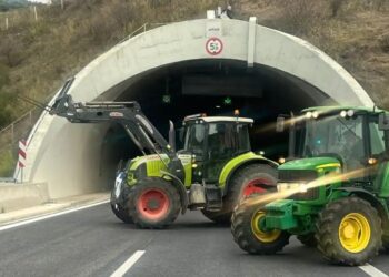 Οι αγρότες έκλεισαν τις σήραγγες των Τεμπών για τα φορτηγά – Απαγόρευση κυκλοφορίας για όλα τα οχήματα από την τροχαία