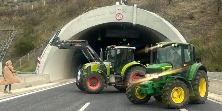 Οι αγρότες έκλεισαν τις σήραγγες των Τεμπών για τα φορτηγά – Απαγόρευση κυκλοφορίας για όλα τα οχήματα από την τροχαία