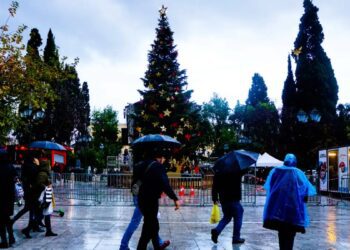 Καταιγίδες και βροχές από το απόγευμα μέχρι τα Χριστούγεννα – Χιόνια θα «ντύσουν» τη βόρεια Ελλάδα