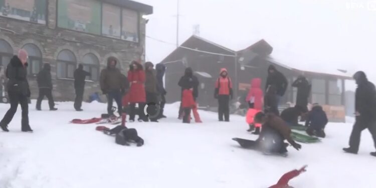 Πυκνό χιόνι στο Καϊμακτσαλάν – Άνοιξε το χιονοδρομικό κέντρο