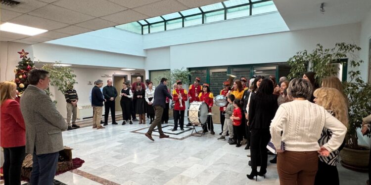 Έψαλλαν τα κάλαντα στον Δήμαρχο Πέλλας Στ. Φουντουκίδη