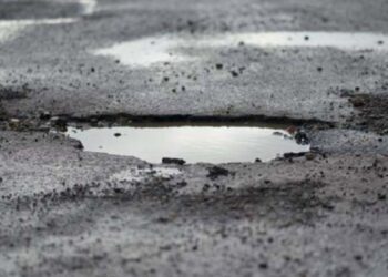 Κίνδυνος «παγίδα»: Λακούβα εγκλώβισε τρία αυτοκίνητα στον δρόμο για Αριδαία