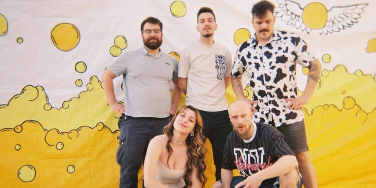 «Θα συνεχίσουμε να τραγουδάμε τα εντόπικα», λένε τα μέλη της «Banda Entopica» μετά το περιστατικό στην Φλώρινα