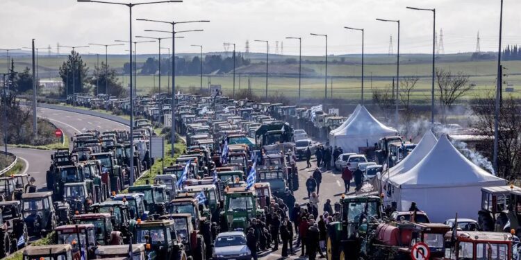 18 μπλόκα αγροτών ανοίγουν τον δρόμο του διαλόγου και ζητούν συνάντηση με την κυβέρνηση