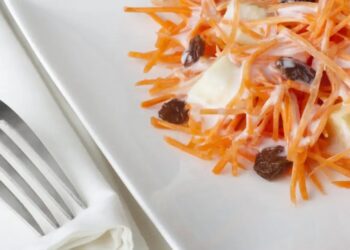 Γιορτινή συνταγή για καροτοσαλάτα με γιαούρτι και κάρι
