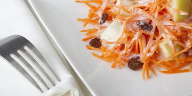 Γιορτινή συνταγή για καροτοσαλάτα με γιαούρτι και κάρι