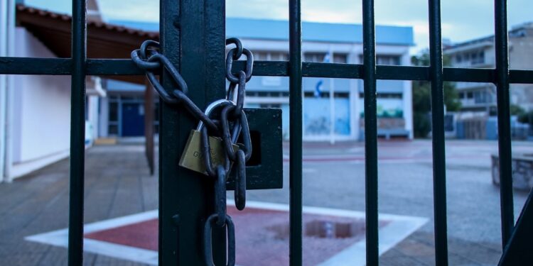 Κακοκαιρία: Με τηλεκπαίδευση τα μαθήματα σε όσα σχολεία μείνουν κλειστά αύριο Παρασκευή