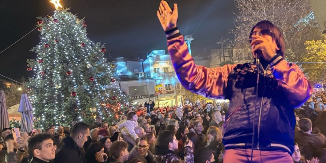 Λαμπερή βραδιά στην Αριδαία: Ο Τόνι Σφήνος έφτασε στην πλατεία με… καλαθοφόρο και «άναψε» το Χριστουγεννιάτικο Δέντρο