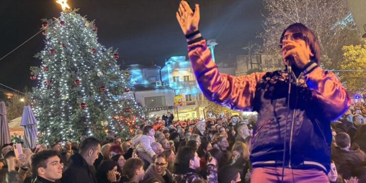 Λαμπερή βραδιά στην Αριδαία: Ο Τόνι Σφήνος έφτασε στην πλατεία με… καλαθοφόρο και «άναψε» το Χριστουγεννιάτικο Δέντρο