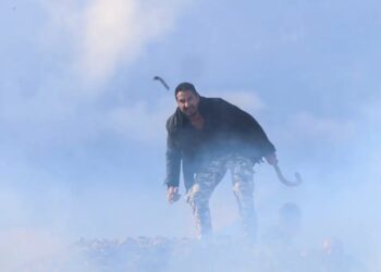 Εκτός ελέγχου η κατάσταση στα μπλόκα των αγροτών: Άγρια επεισόδια με μάχες σώμα με σώμα με τα ΜΑΤ