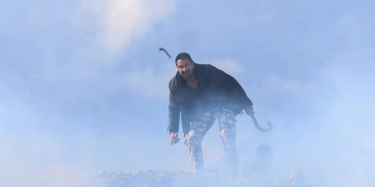 Εκτός ελέγχου η κατάσταση στα μπλόκα των αγροτών: Άγρια επεισόδια με μάχες σώμα με σώμα με τα ΜΑΤ