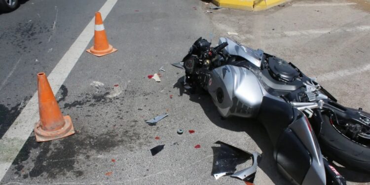 Θανατηφόρο τροχαίο με θύμα 23χρονο οδηγό – Η μηχανή του «καρφώθηκε» στις μπάρες